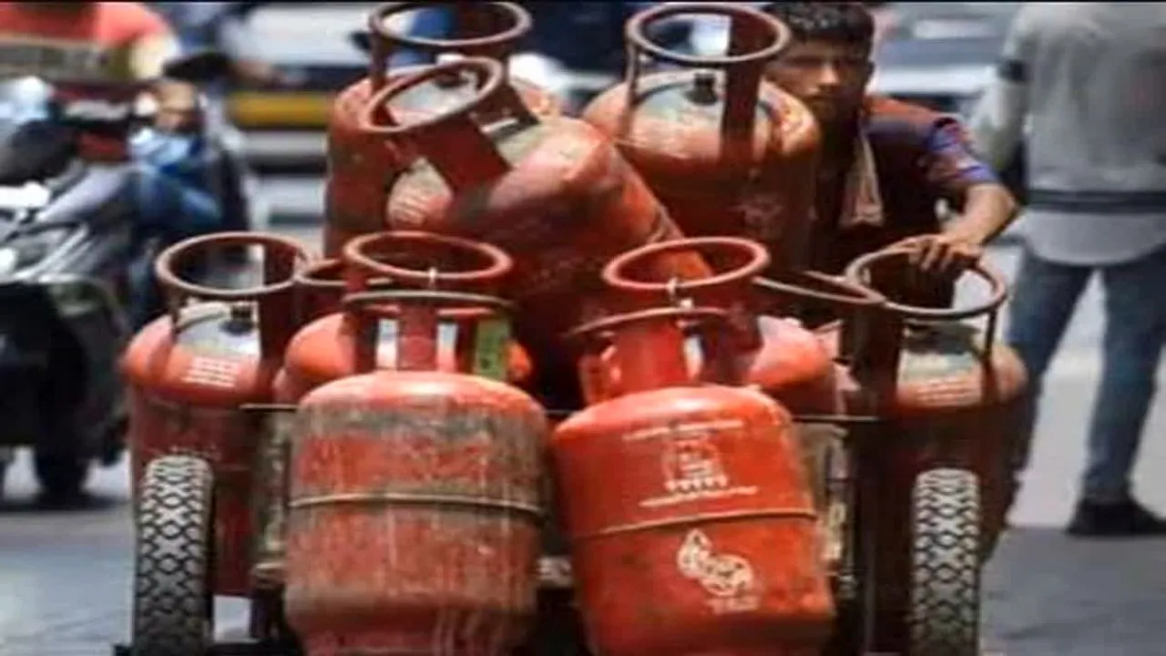 LPG Price in Rajasthan: रक्षाबंधन से पहले गृहणियों को बड़ी सौगात, अब 450 रुपए में मिलेगा गैस सिलेंडर