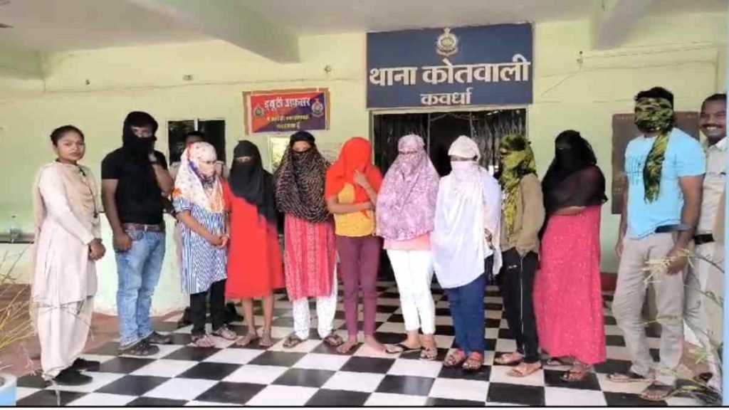 SEX रैकेट का भंडाफोड़ : पुलिस ने दो मकानों में मारा छापा, संदिग्ध हालत में मिले दो पुरुष और 8 युवतियां