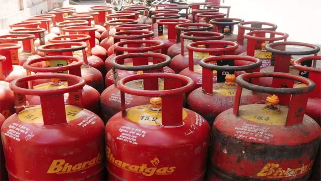 LPG Price Hike 1 November: पब्लिक को दिवाली पर जोरदार झटका, 62 रुपये महंगा हो गया LPG गैस सिलेंडर…