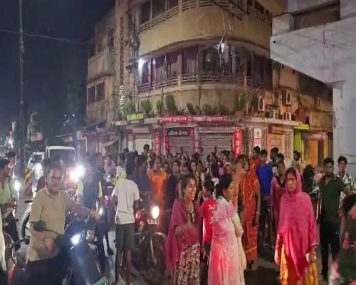 रातभर हंगामा: विस्थापन के खिलाफ सैकड़ों लोगों ने कलेक्ट्रेट को लिया घेरे में