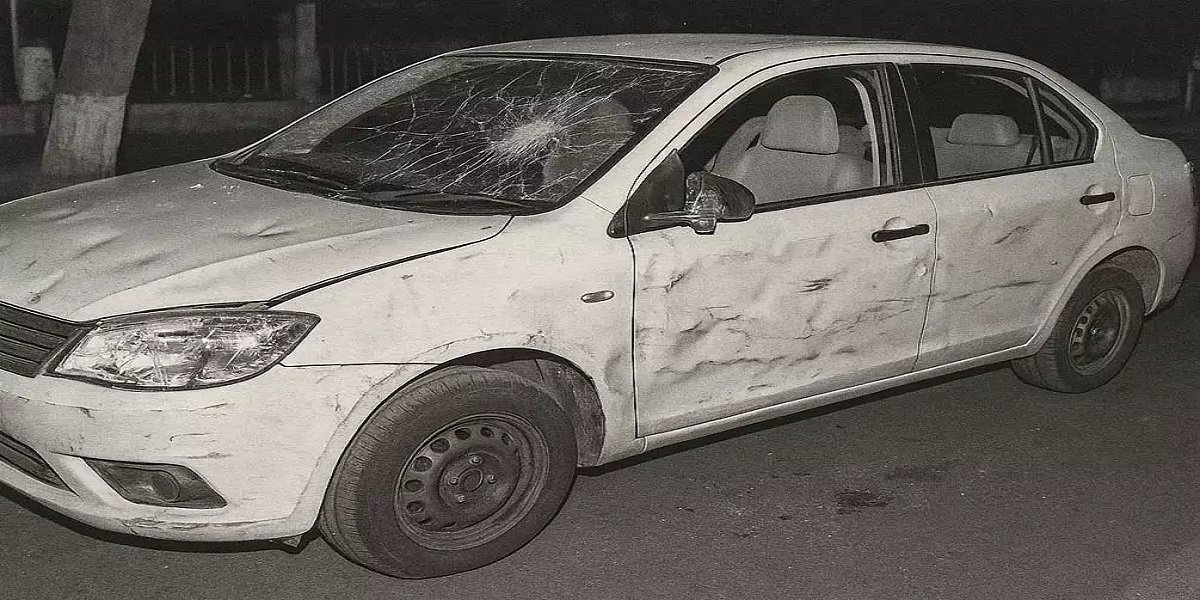 नशे में धुत युवकों का हंगामा: स्कूल हेडमास्टर की कार पर लोहे की रॉड से किया हमला