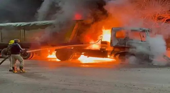 Korba News – कोरबा में कोयले से भरे ट्रेलर में आग, सड़क पर मचा अफरा-तफरी