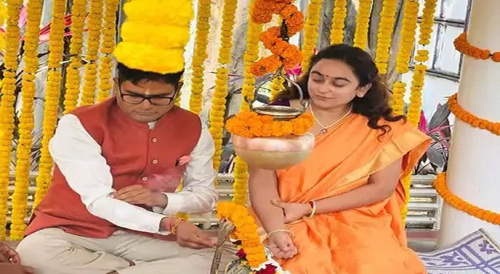 रायपुर में बजट से पहले वित्त मंत्री ओपी चौधरी ने मंदिर में किया पूजा-अर्चना, पत्नी भी रही मौजूद