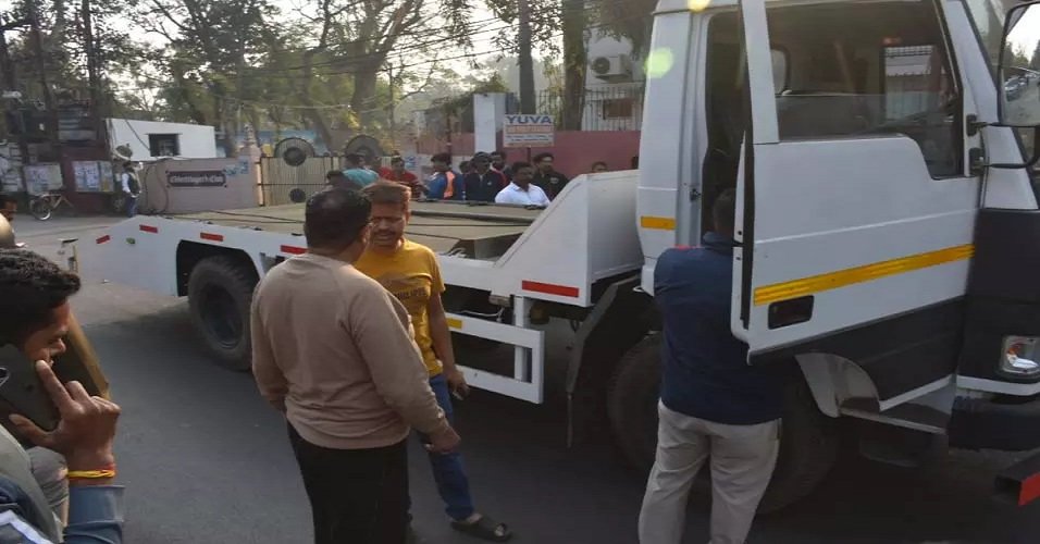 CG Breaking: ट्रैफिक पुलिस की गाड़ी बनी काल! स्कूल जा रहे दो बच्चों को मारी टक्कर, एक मासूम की मौत