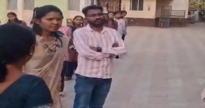 आश्रम में फैला डर का माहौल: शिक्षिका ने भूत-प्रेत का साया होने का दावा कर छात्राओं को डराने का आरोप…