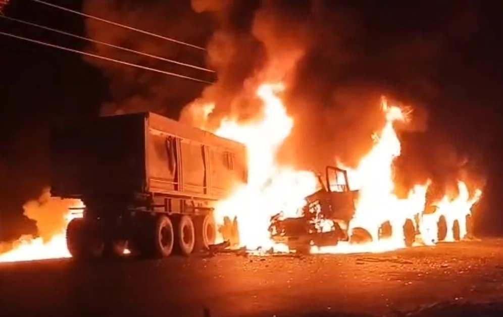 मुख्य मार्ग पर ट्रेलर हादसा: तीन वाहन टकराए, भीषण आग में 1 की मौत, 1 गंभीर