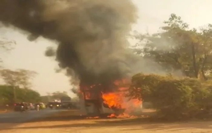 बलौदाबाजार–रायपुर रूट पर दौड़ती बस बनी आग का गोला, ड्राइवर की सूझबूझ से 50 यात्रियों की बची जान