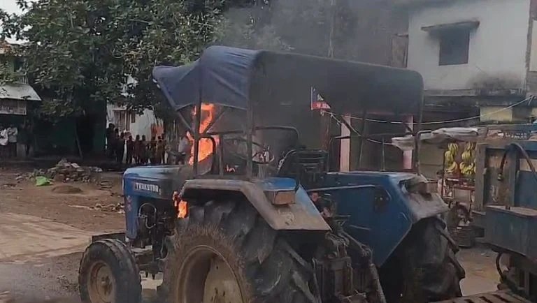 दर्दनाक हादसे में मासूम की मौत, गुस्साए ग्रामीणों ने ट्रैक्टर फूंका और चालक की कर दी पिटाई