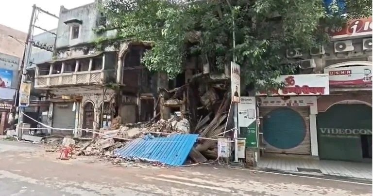 रायपुर में देर रात टला बड़ा हादसा! तेज आवाज में डीजे बजते ही सदर बाजार की जर्जर इमारत का हिस्सा गिरा; नीचे मौजूद लोग बाल-बाल बचे