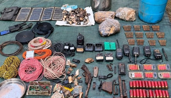 बीजापुर में सर्चिंग के दौरान माओवादी ठिकाने से हथियार और विस्फोटक बरामद, 49 जिंदा राउंड समेत कई सामान जब्त
